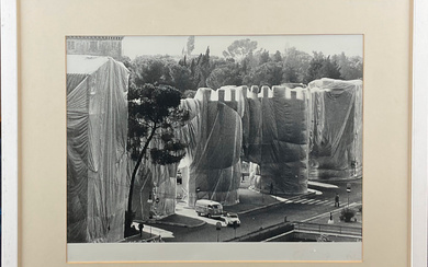 "The Wall - Wrapped Roman Wall" 1974 fotografia in bianco e nero cm 28,5x37 firmata e numerata 50/50 in basso…