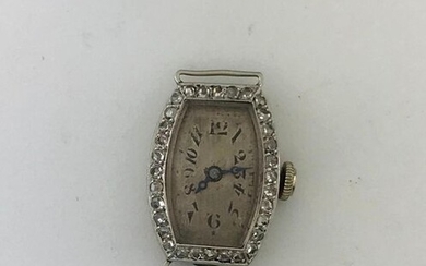 Tonneau watch case in 750°/°°° white gold, diamond-set bezel, manual movement, Circa 1920, Gross weight: 7,8g