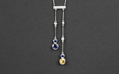 Très élégant collier au design inspiré de la période édouardienne, en or gris (18 carats),...