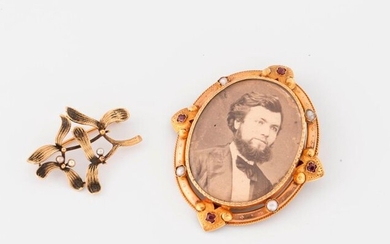 Two yellow gold brooches (750)