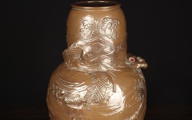 Un grand et rare vase du Japonisme de Bretby du 19e siècle. Le corps balustre...