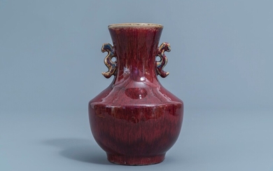 Un vase de forme 'hu' en porcelaine de Chine flambé, 20ème siècle