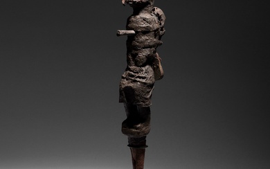 Une importante statuette bocio piquet vaudou avec sa base en métal, celle-ci permettant d’éviter le...