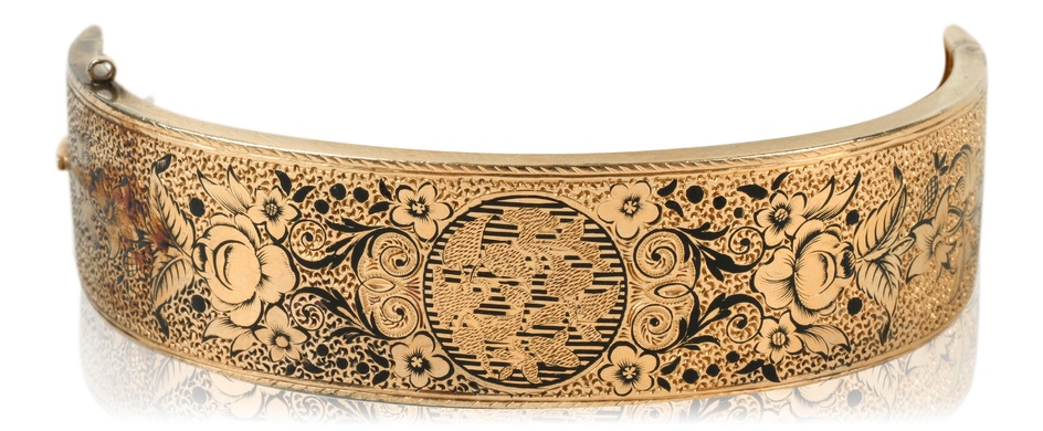 VICTORIAN 14K YELLOW GOLD AND BLACK ENAMEL BANGLE Width of opening: 2 1/8 in. (5.4 cm.), Width: 1/2 in. (1.3 cm.)