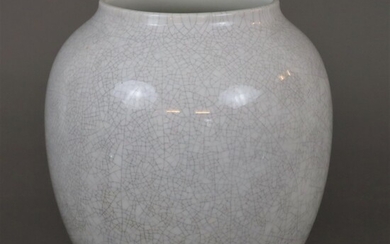 Vase - KPM Berlin, design : Trude Petri (1906 Hamburg-Vancouver 1968), porcelaine, glaçure grisâtre, craquelures...