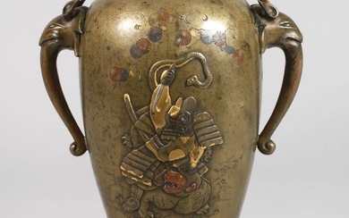 Vase en bronze Japon Probablement du 19e siècle, non marqué, bronze coulé en plusieurs parties...