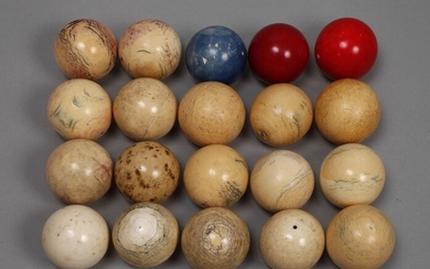 Vingt boules de billardFrance, fin 19e - début 20e s., ivoire massif, en partie coloré,...