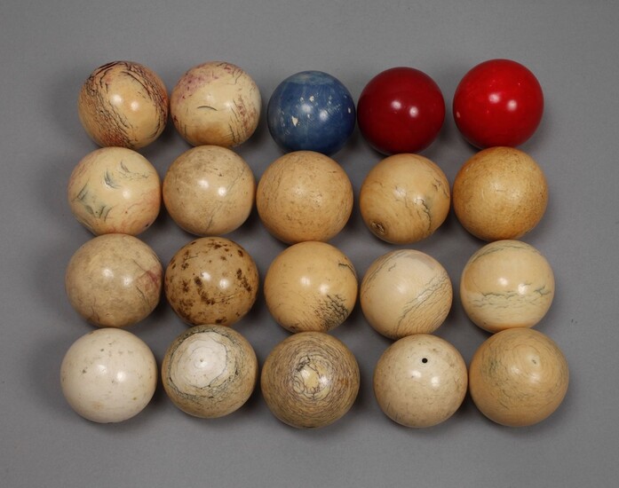 Vingt boules de billardFrance, fin 19e - début 20e s., ivoire massif, en partie coloré,...