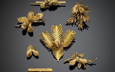 Yellow gold and deer teeth lot comprising seven