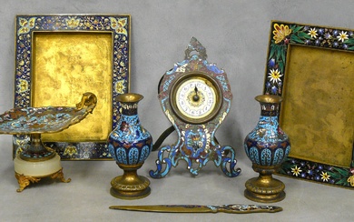 un lot en bronze cloisonné polychrome : deux cadres, une paire de vases, une pendulette...