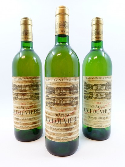 12 bouteilles CHÂTEAU LA LOUVIERE 1994 Pessac Léognan (blanc) (base goulot