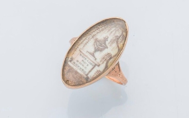 18 karat pink gold (750 thousandths) shuttle-shaped souvenir ring set with a miniature funeral urn on a stele inscribed "not lost but gone before". On the back engraved "Marthe Silbrun ab 9 juil 1785". Work from the end of the 18th century.