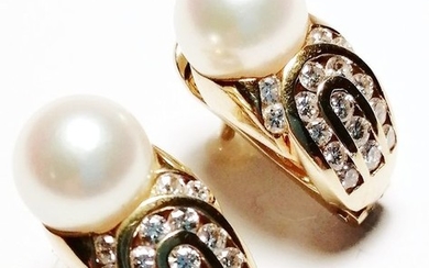 18 kt. Akoya pearl, Yellow gold - Earrings - Diamonds, ct 0.70