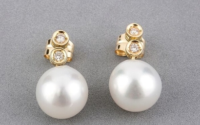 18 kt. South sea pearls, Yellow gold, beads 10.40 mm - Earrings - 0.35 ct Diamond