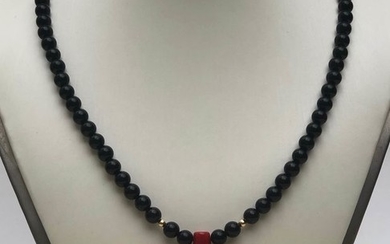 18 kt. Yellow gold, pendant in red Sardinia coral, lucky charm jewel, black onyx, certified jewel - Necklace with pendant