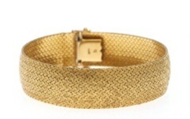 1927/1135 - An 18k gold bracelet. W. 1.6 cm. L. 19 cm. Weight app. 46.5 g.