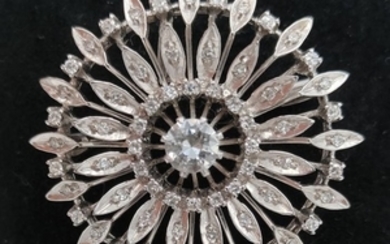 Flower brooch / pendant in .750 white gold