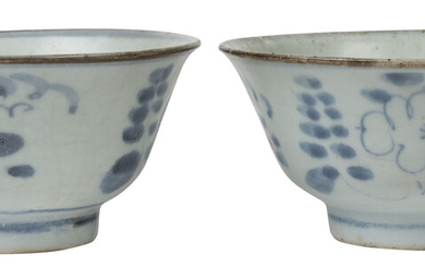 2 bols en céramique, Chine, dynastie Qing, décor en bleu de fleurs, l'un portant une étiquette "1750, NANKING, PORCELAIN, SALVAGED FROM T