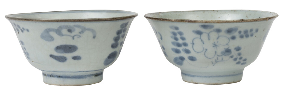 2 bols en céramique, Chine, dynastie Qing, décor en bleu de fleurs, l'un portant une étiquette "1750, NANKING, PORCELAIN, SALVAGED FROM T