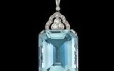 An aquamarine pendant c. 42 ct