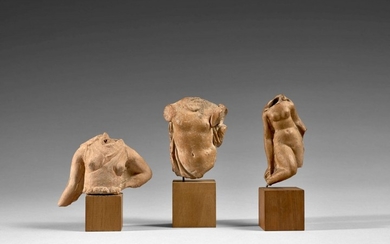 ART GRECO-ROMAIN, VERS LE 1er SIÈCLE Trois figures en terre cuite