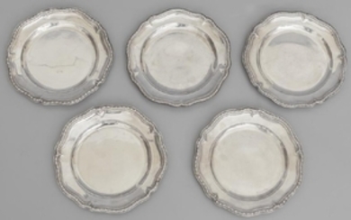 Cinque piatti barocchi in argento con bordo