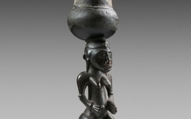 Côte d'Ivoire, Senoufo, fin du XIXe - début du XXe siècle Femme assise sur un tabouret et portant sur la tête une calebasse