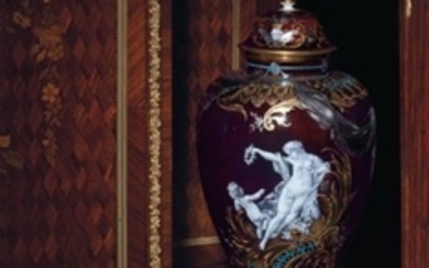 A MEISSEN PORCELAIN FAUX-TORTOISESHELL GROUND VASE AND COVER, LATE 19TH CENTURY, BLUE CROSSED SWORDS MARK, INCISED MODEL NO. 108, PRESSNUMMER 139, PROBABLY DESIGNED BY LEUTERITZ
