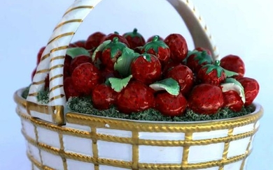 MOTTAHEDEH ITALIAN COVERED STRAWBERRY DISH