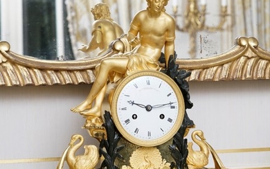 Pendule d'époque Restauration en bronze ciselé, patiné et doré à décor figurant Narcisse, cadran émaillé signé Gaston Jolly à Pari