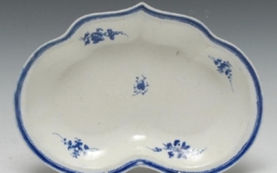 A Caughley heart shaped dish, sparsely decorated with