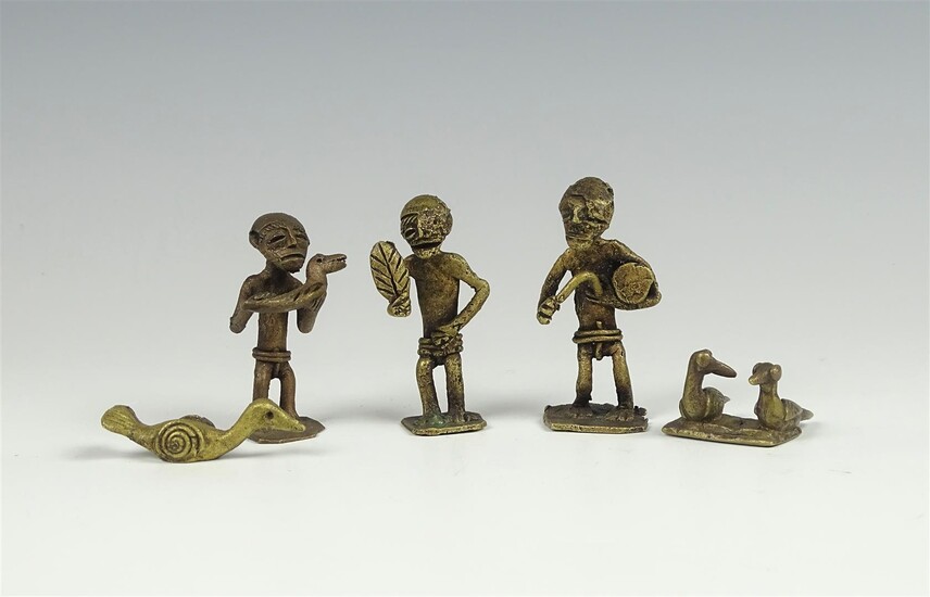 (-), 5 diverse Afrikaanse figuratieve bronzen goudgewichten, Asante,...