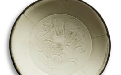 A DINGYAO INCISED 'LOTUS' DISH