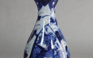 A Chinese blue and white vase with wavy rim, 22cm.