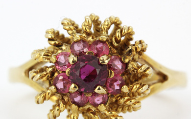 9CT YELLOW GOLD AND RUBY CLUSTER RING.