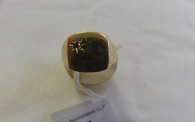 9ct. Gold Signet Ring with Ruby inset 4.4g