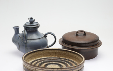 A 3-piece ceramic “Ruska”, b.la. Ulla Procopé, Arabia.