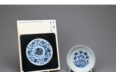 A CHINESE BLUE AND WHITE PORCELAIN DISH, MING DYNASTY. Decor...