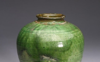 A CHINESE GREEN GLAZED POTTERY JAR