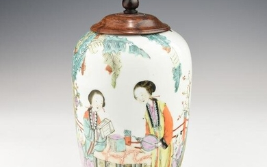 A CHINESE QING DYNASTY FAMILLE ROSE VASE