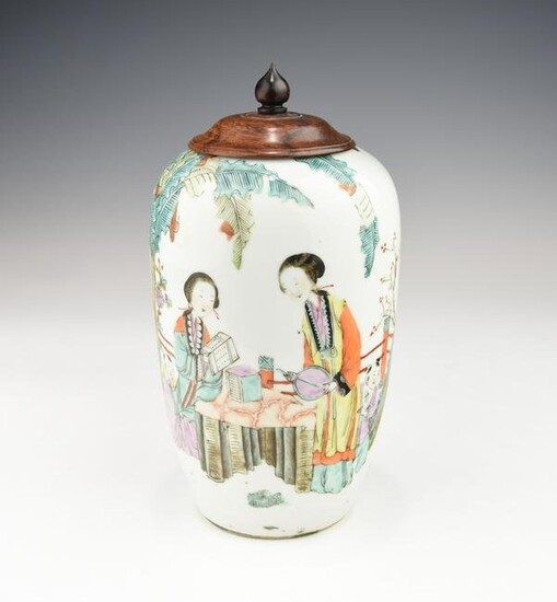 A CHINESE QING DYNASTY FAMILLE ROSE VASE