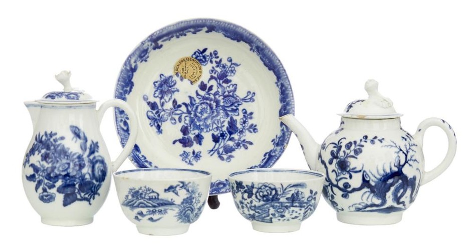 A COLLECTION OF FIVE PIECES OF FIRST PERIOD WORCESTER BLUE AND WHITE