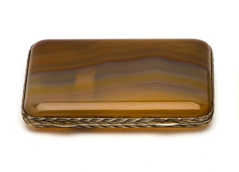 A CONTINENTAL SILVER-GILT-MOUNTED AGATE CIGARETTE CASE, RETAILED BY THOMAS...