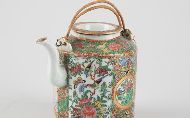 A Chinese porcelain teapot, second half of the 19th century.