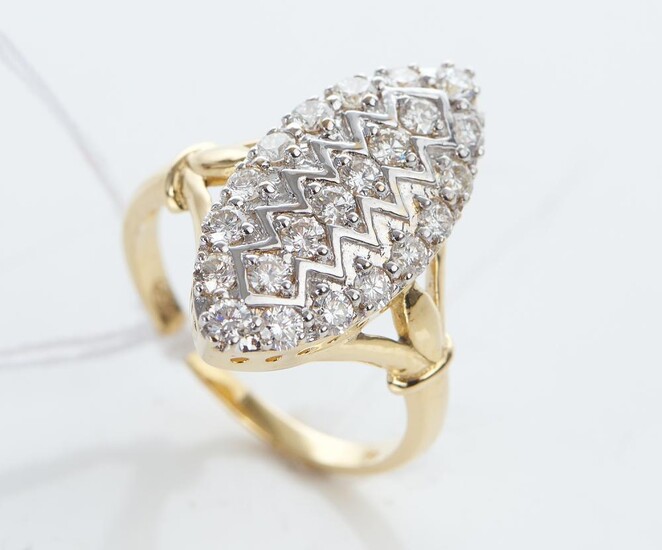 A DIAMOND PLAQUE RING IN TWO TONE 18CT GOLD, DIAMONDS TOTALLING 0.93CT, SIZE M, 4.8GMS