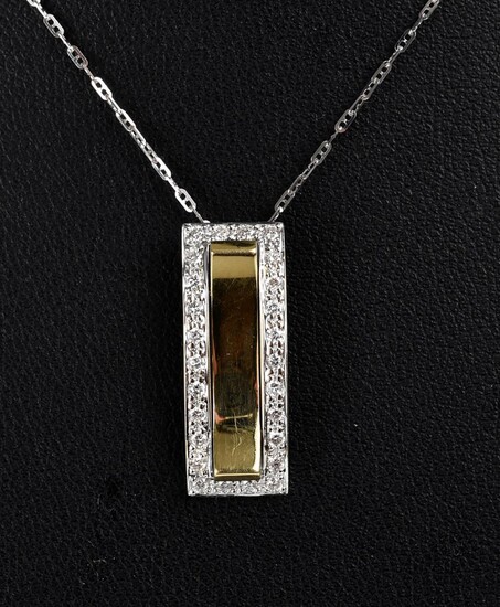 A DIAMOND SET PENDANT IN 18CT TWO TONE GOLD, WITH CHAIN IN 18CT WHITE GOLD, LENGTH OF THE PENDANT 21MM, 3.5GMS