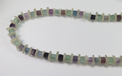 A FLUORITE AND CRYSTAL BEAD NECKLACE