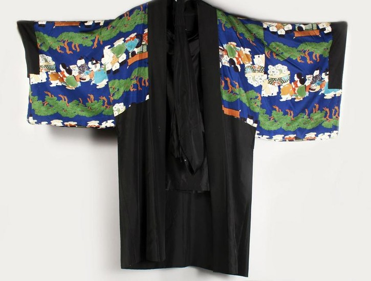 A GOOD CHINESE 19TH / 20TH CENTURY PAINTED SILK ROBE