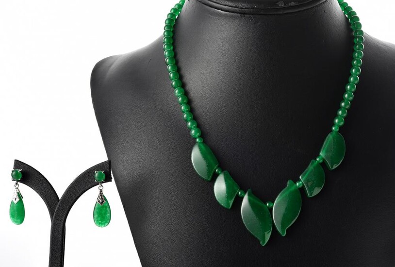 A GREEN STONE BEADS NECKLACE, TOGETHER WITH A MATCHING PAIR OF EARRINGS