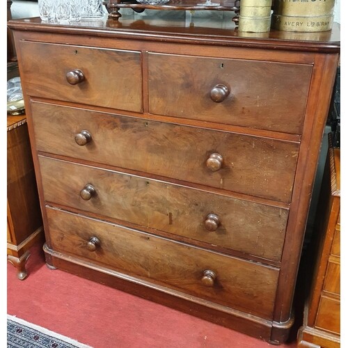 A Georgian Mahogany Chest of Drawers with 2 short over 3 lon...